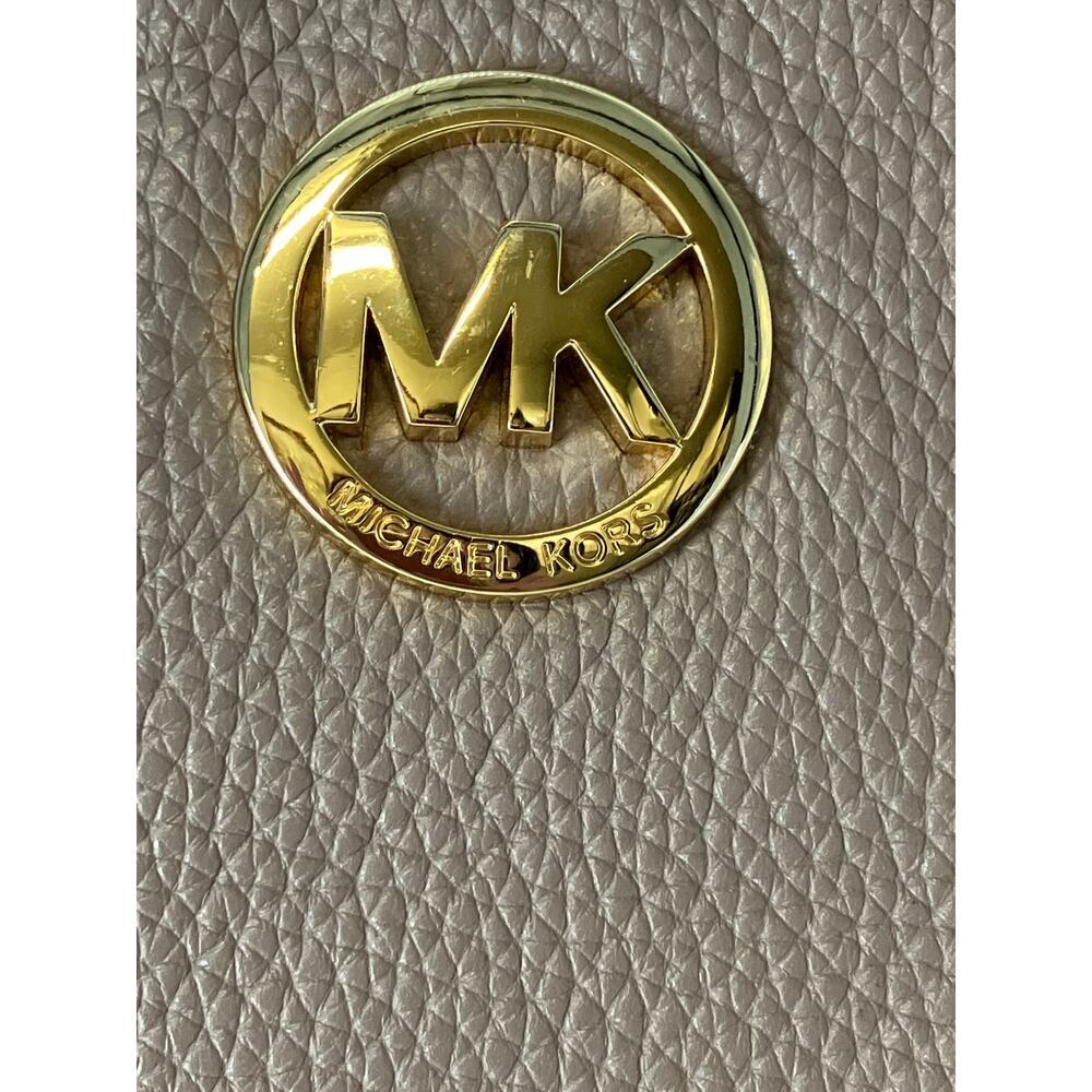 MICHAEL KORS, LARGE TAUPE PEBBLED LEATHER SHOULDER BAG - Picture 3 of 16